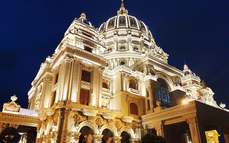 Admiring four gold-plated palaces of Vietnamese tycoons